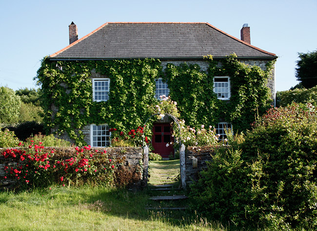 A lovely 18th century cornish farmhouse set in 75 acres of riverside farmland.